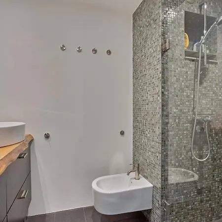 Cozy Retreat With Park Views And Free Parking Apartmán
