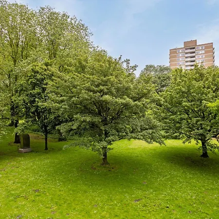 Cozy Retreat With Park Views And Free Parking דירה