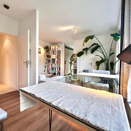 Cozy Retreat With Park Views And Free Parking