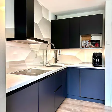 Apartment Cozy Retreat With Park Views And Free Parking